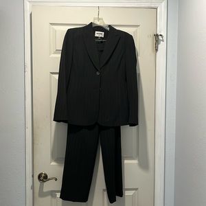 Kasper 2P Black & Tan Pinstriped Pant Suit